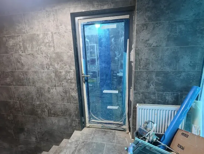 Покраска алюминиевых дверей